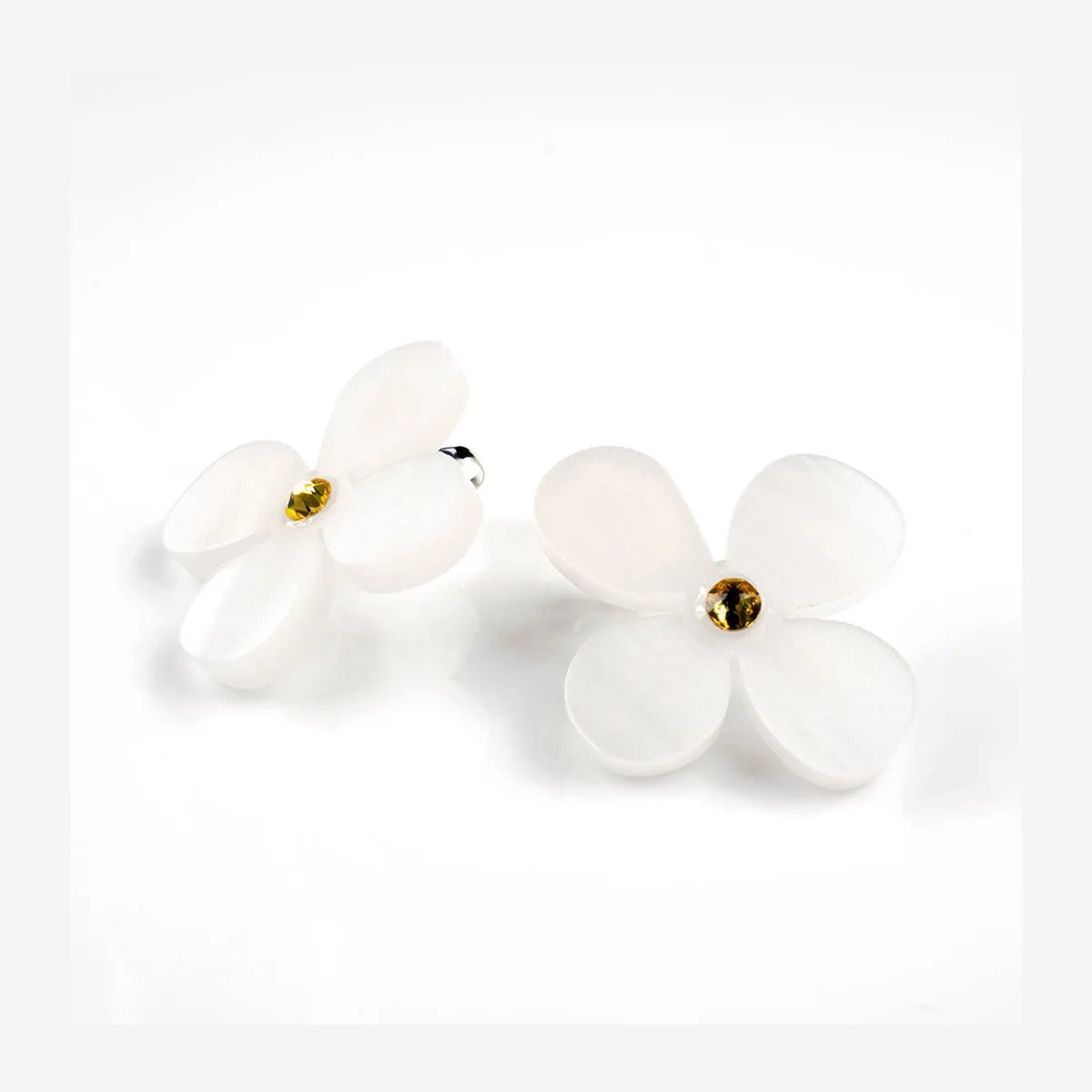 DAISY STUDS – WHITE PEARL