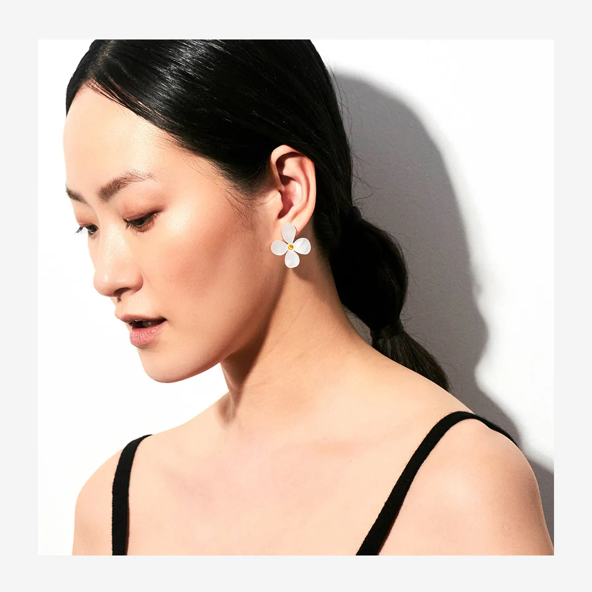 DAISY STUDS – WHITE PEARL